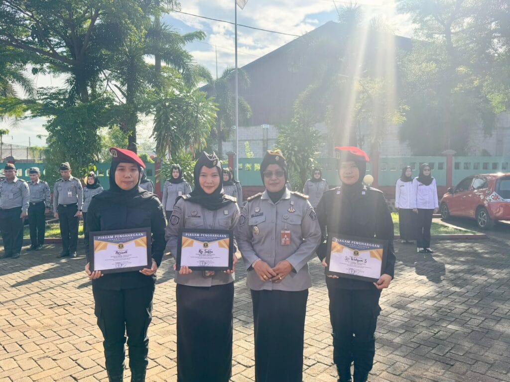 Pacu Kinerja dan Disiplin, Kalapas Perempuan Sungguminasa Berikan Penghargaan Kepada Pegawai Teladan
