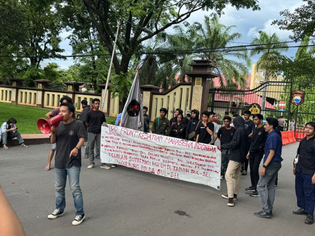 Unjuk Rasa Jilid II Mahasiswa Makassar Desak Kapolda Tahan 3 Owner Skincare Status Tersangka
