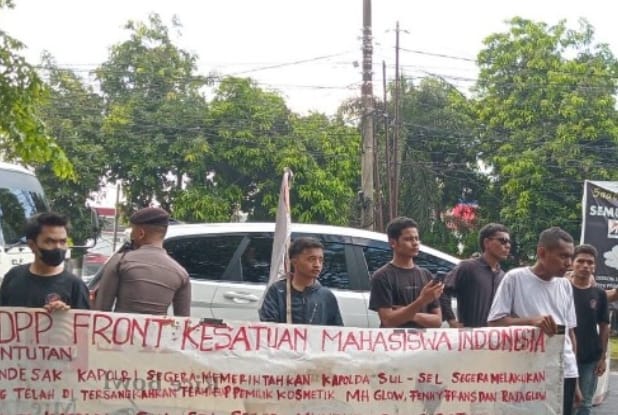 Ada Unjuk Rasa Mahasiswa di Polda Sulsel Soal 3 Owner SkinCare Ber Merkuri Ditetapkan Tersangka Tapi Tak Ditahan