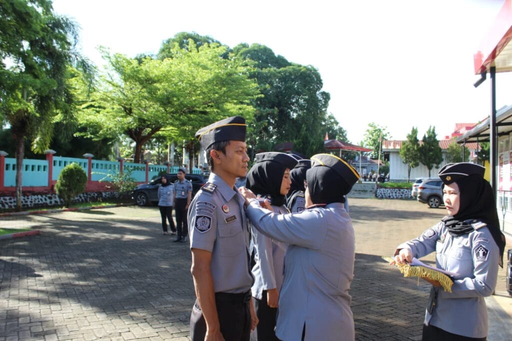 Gelar Apel Pagi, Kalapas Perempuan Sungguminasa Sematkan Tanda Pangkat 4 Orang Pegawai