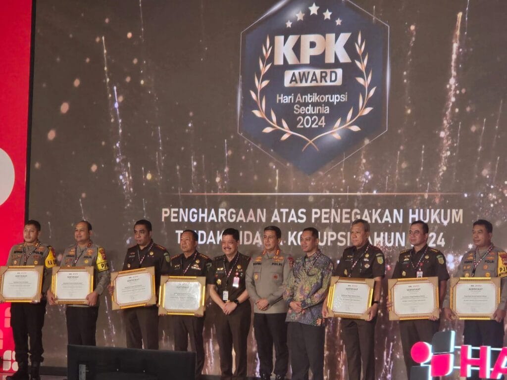 Ungkap Sejumlah Kasus Korupsi, Kapolda Sulsel Raih Penghargaan KPK