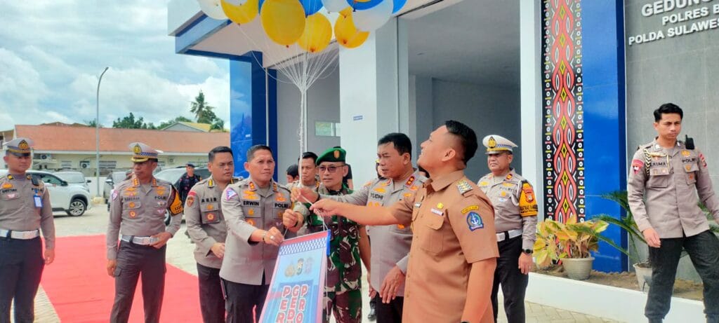 Kapolda Sulsel Resmikan Gedung Pelayanan Modern BPKB Polres Bone