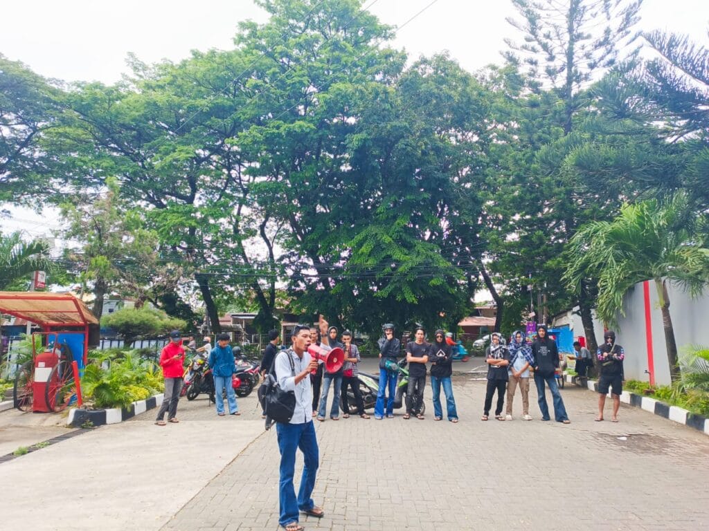 Unjuk Rasa Mahasiswa di SPBU di Jalan Abdullah Dg Sirua Teriakkan Dugaan Penyelewengan BBM Solar Subsidi