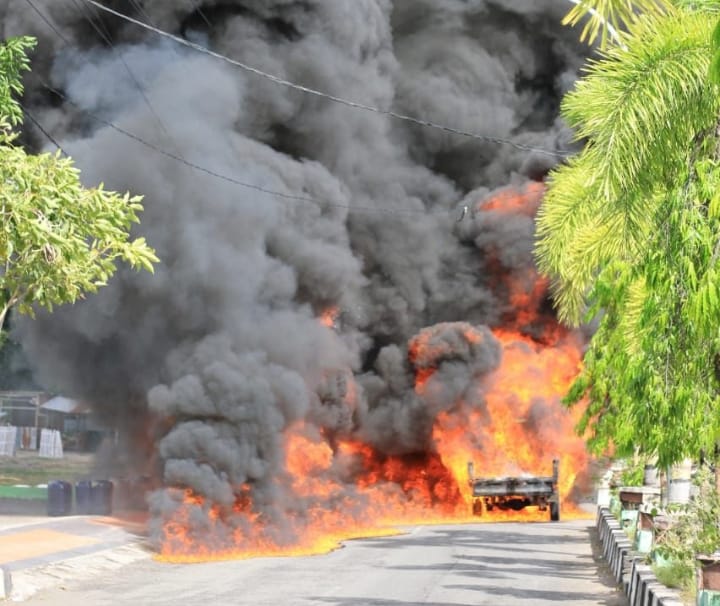 Kilas Info: Muat Solar, Mobil Pick Up di Bantaeng Terbakar