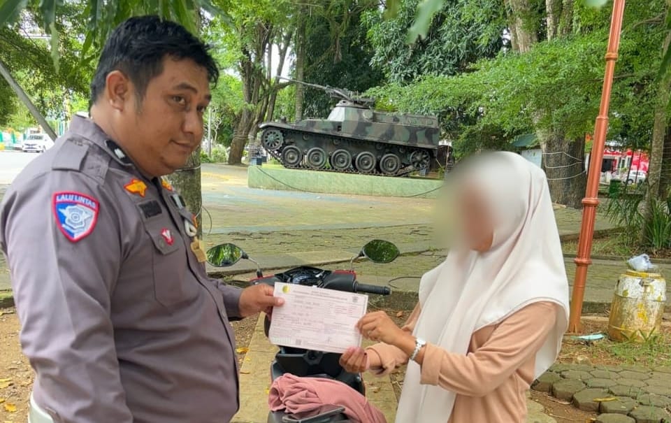 Pengendara Melawan Arus Diedukasi Personel Satlantas Polres Bone di Hari ke-8 Operasi Keselamatan Pallawa 2025