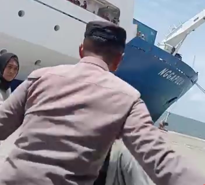 Beredar Video, Oknum Anggota Kepolisian Polsek Pelabuhan Makassar Bersitegang dengan Pedagang Asongan. Ada Pedagang Alami Bibir Luka!