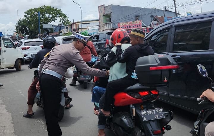Pantau Ketat, Kasat Lantas Polres Maros Pastikan Arus Mudik dan Balik Lebaran 2025 Lancar