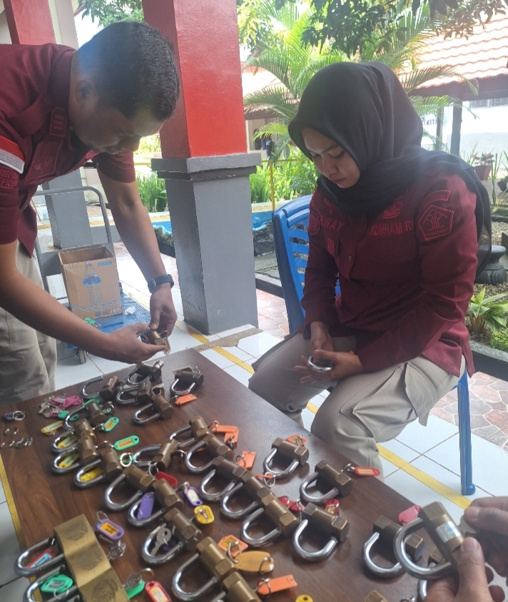 Perkuat Deteksi Dini, Lapas Perempuan Sungguminasa Laksanakan Pemeliharaan dan Rolling Gembok Kamar Hunian