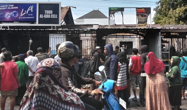 Warung Coto dan 2 Kios di jalan Pelita Raya Makassar, Terbakar!