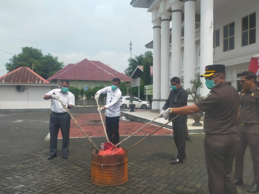 Kajari Pangkep Musnahkan Barang Bukti 18 Perkara yang sudah Inkracht