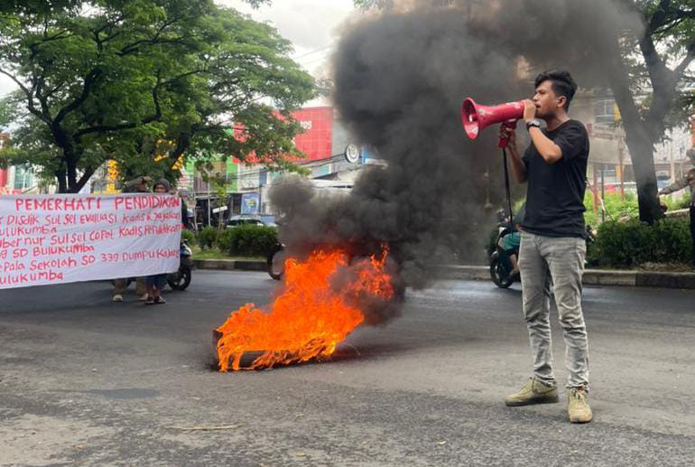 Dunia Pendidikan Tercoreng: Kepala Sekolah Diduga Halangi Perpindahan Siswa, Aksi Demonstrasi Desak Copot Kepsek 338 Dumpu