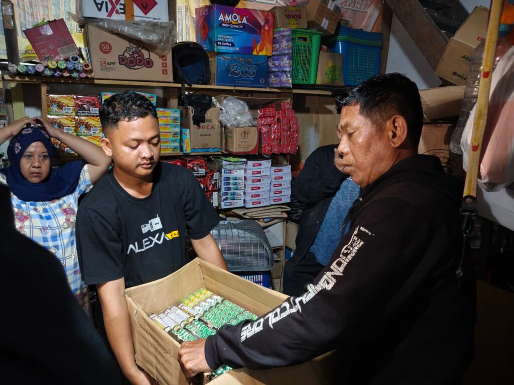Warga Panampu Makassar, Serahkan Puluhan Petasan ke Polisi, Cegah Aksi Perang Kelompok