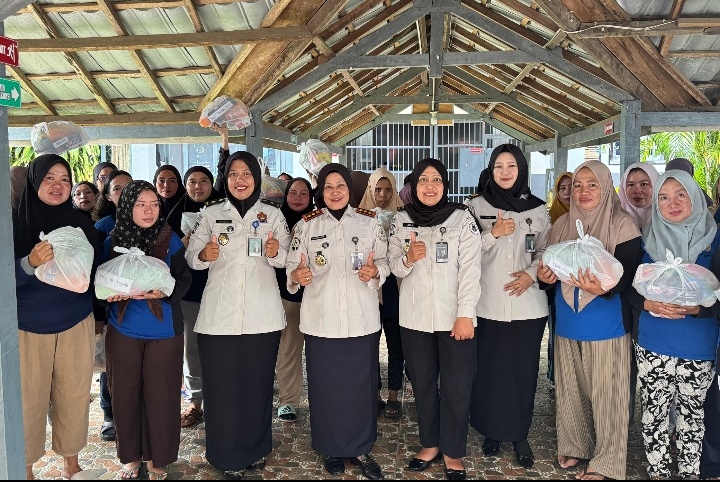 Apresiasi Produktifitas Warga Binaan, Kalapas Perempuan Sungguminasa Bagikan Bingkisan Lebaran