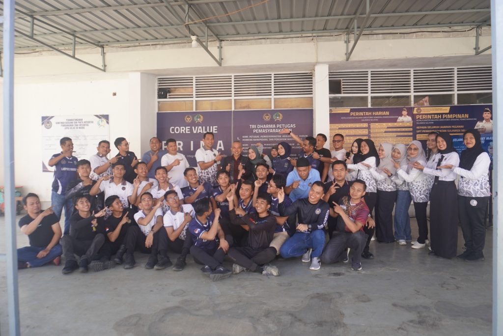 Apel Pagi Dirangkaikan Pelepasan Pejabat Purna Bakti, Lapas Maros Beri Penghormatan kepada Syafruddin