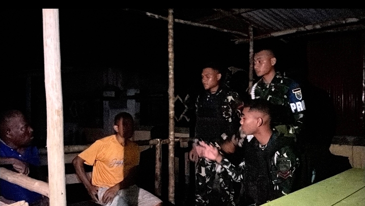 Saat Desa Terlelap, Ada Prajurit Yonif TP 859/RBK Menjaga Rasa Aman Supiori