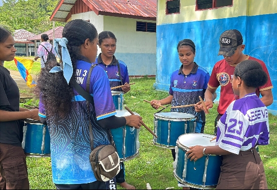 Di Balik Gemuruh Drumband, Ada Semangat Juang yang Dibentuk Prajurit Yonif TP 859/RBK di SMA Negeri 3 Yenggarbun