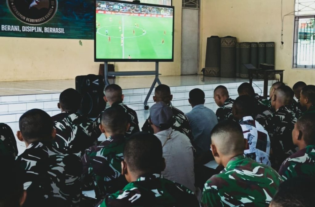 Ketika Gol Tercipta, Prajurit Yonif TP 859/RBK dan Masyarakat Bersorak Dalam Satu Semangat NOBAR PIALA DUNIA