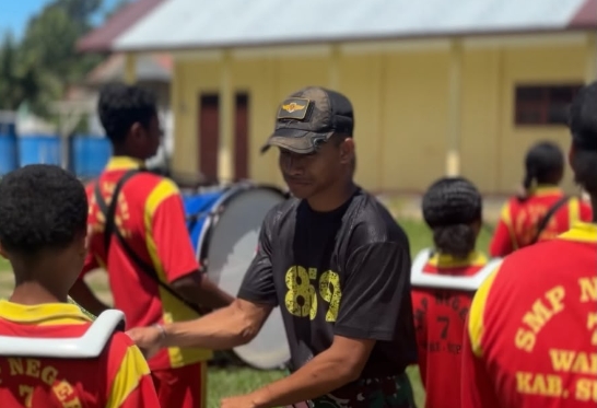 Prajurit Yonif TP 859/RBK Bentuk Disiplin dan Semangat Kebangsaan Melalui Drumband di SMP Negeri 7 Wakre