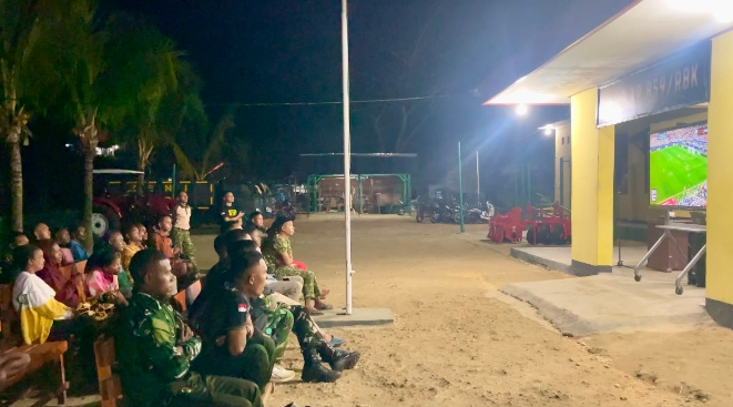 Warga Aminweri Berkumpul di Yonif TP 859/RBK Menikmati Momen Kebersamaan Nobar Piala Dunia yang Tak Terlupakan