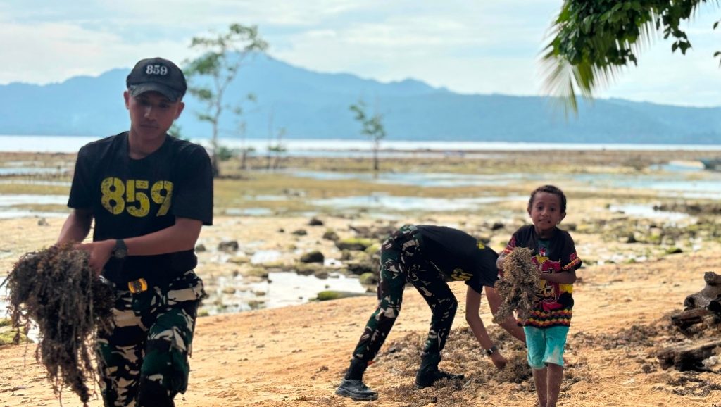 Pantai Sauyas Bersih Kembali setelah Gotong Royong Prajurit Yonif TP 859/RBK dan Warga