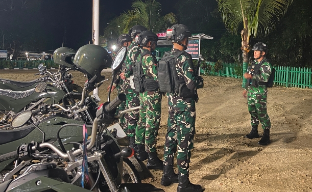 Patroli Malam, Langkah Sunyi Prajurit Yonif TP 859/RBK Demi Rasa Aman Masyarakat Supiori
