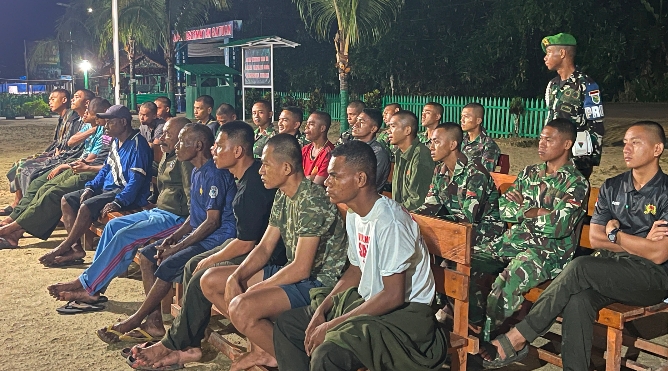 Di Balik Sorak Piala Dunia, Ada Kehangatan yang Menyatukan Prajurit Yonif TP 859/RBK dan Masyarakat di Supiori