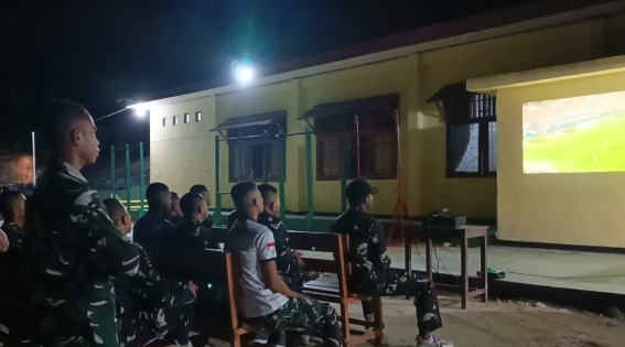 Nobar Piala Dunia Yonif TP 859/RBK Bersama Masyarakat Perkuat Kemanunggalan TNI dan Rakyat di Supiori