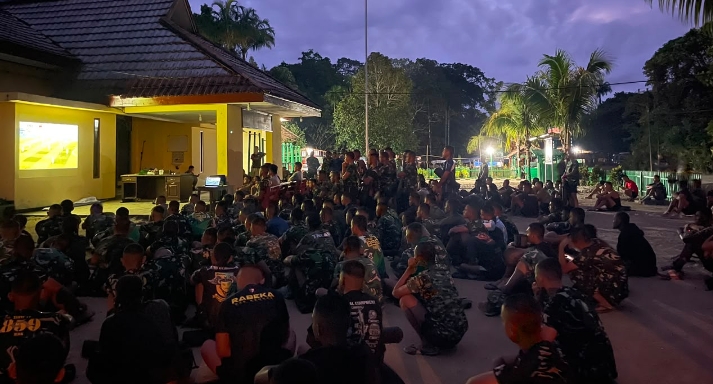 Lebih dari Sekadar Nonton Bola! NOBAR Piala Dunia Yonif TP 859/RBK Bersama Masyarakat Perkuat Kemanunggalan TNI dan Rakyat di Supiori