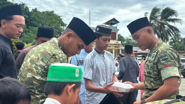 Jumat Berkah di Supiori Prajurit Yonif TP 859/RBK Bersihkan Masjid dan Berbagi dengan Masyarakat, Wujud Nyata Toleransi dan Kepedulian