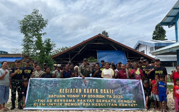 Pelaksanaan Karya Bakti Pembersihan Pasar Sentral oleh Prajurit Yonif TP 859/RBK melalui Program BERSEMI