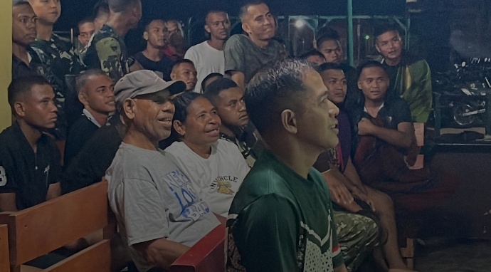 Senyum Haru dan Kebahagiaan yang Menyatukan Hati di Kampung Aminweri dalam Kegiatan NOBAR Piala Dunia Yonif TP 859/RBK Bersama Masyarakat