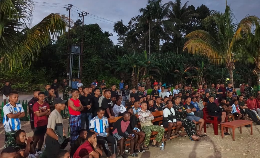 Dari Tegang Menjadi Tawa, NOBAR Piala Dunia Yonif TP 859/RBK Menyatukan Prajurit dan Masyarakat di Supiori