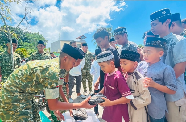 Menguatkan Kepedulian, Persaudaraan, dan Toleransi SEJUK Yonif TP 859/RBK di Masjid An-Nur Supiori Semangat Jumat Berkah