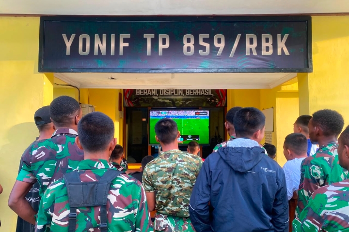 Dari Sorak Gol Hingga Tawa Bersama, NOBAR Piala Dunia Yonif TP 859/RBK Pererat Kebersamaan Masyarakat Supiori
