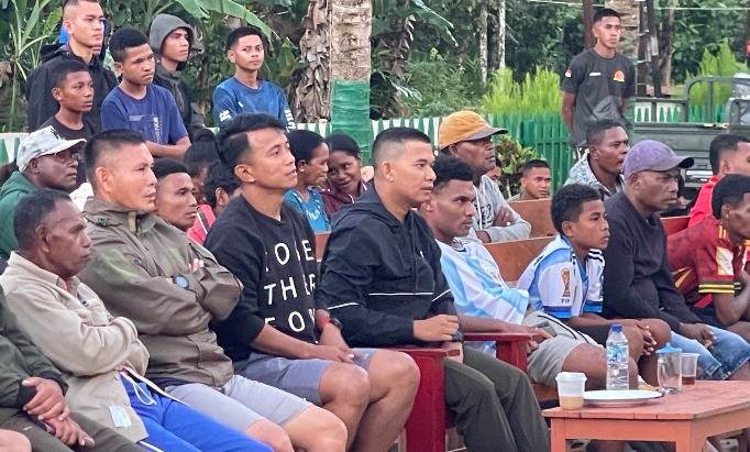 Bukan Sekadar Final Piala Dunia, Tetapi Momen yang Menyatukan Hati Prajurit Yonif TP 859/RBK dan Masyarakat Supiori