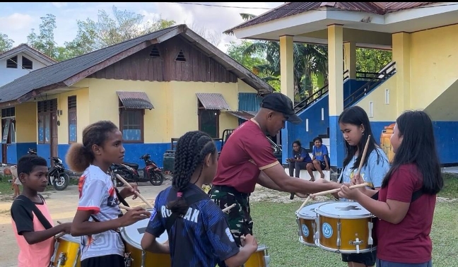 Prajurit Yonif TP 859/RBK Latih Drumband Siswa SD YPK Diaspora Sorindoweri Melalui Program PINTAR, Wujud Membangun Karakter Generasi Papua