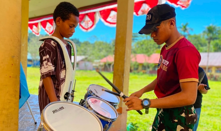 Prajurit Yonif TP 859/RBK Latih Drumband Lewat Program PINTAR, Bangun Karakter dan Kepercayaan Diri Generasi Muda di Supiori
