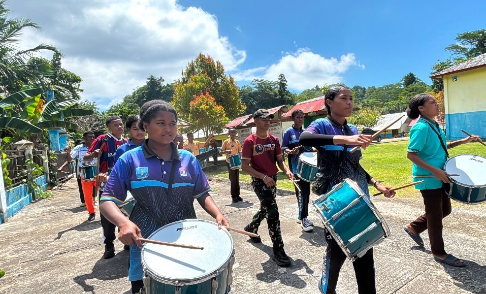 Semangat Belajar Kembali Bergema, Program PINTAR Yonif TP 859/RBK Bangkitkan Semangat Belajar Siswa SMA Negeri 3 Yenggarbun Lewat Pelatihan Drumband
