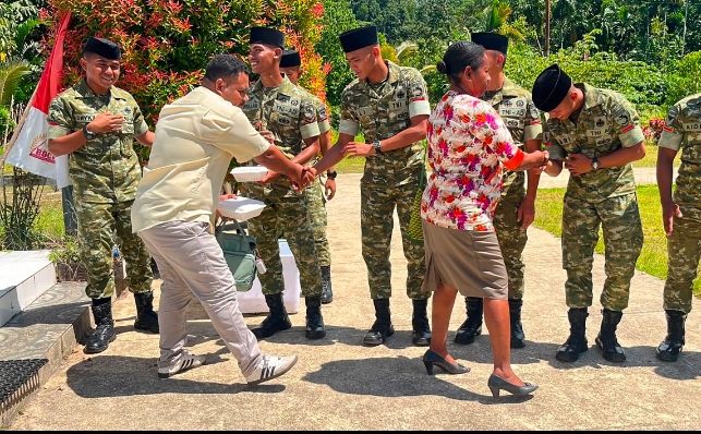 Kasih Tak Mengenal Perbedaan, Prajurit Yonif TP 859/RBK Hadir Membawa Kepedulian dan Mempererat Toleransi Bersama Jemaat GBI ROCK Supiori