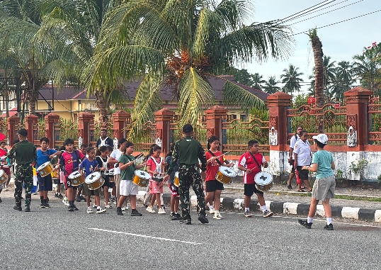 Program PINTAR Yonif TP 859/RBK Latih Drumband Siswa SDN Pariem, Kebersamaan kekompakan dan Kegembiraan tercipta
