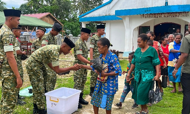 Prajurit Yonif TP 859/RBK Gelar Kasih Minggu dan Bakti Sosial di Gereja GKI Alfa Omega Aminweri