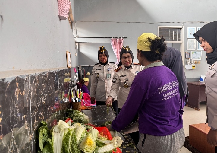 Pastikan Asupan Makanan Sehat, Kalapas Tinjau Langsung Pengolahan Makanan di Dapur Lapas