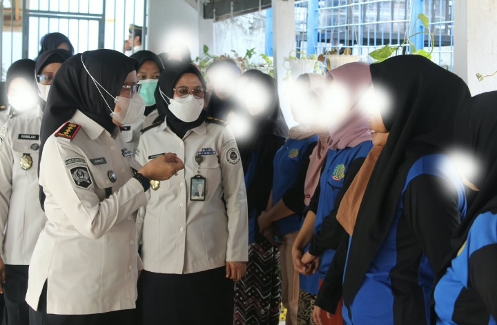 Cegah ISPA saat Musim Kemarau, Kalapas Perempuan Sungguminasa Lakukan Kontrol Kesehatan Keliling