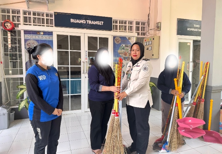 Tingkatkan Kebersihan Lingkungan, Lapas Perempuan Sungguminasa Serahkan Sarana dan Alat Kebersihan