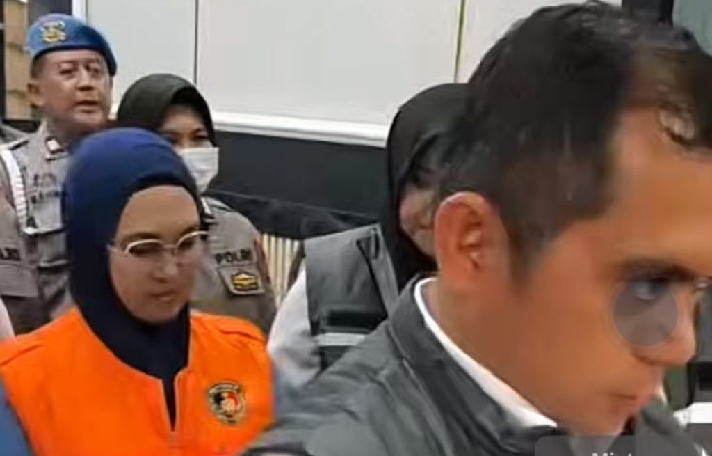 TAJUK: Berompi Oranye, Husniah Talenrang Masuk Rutan